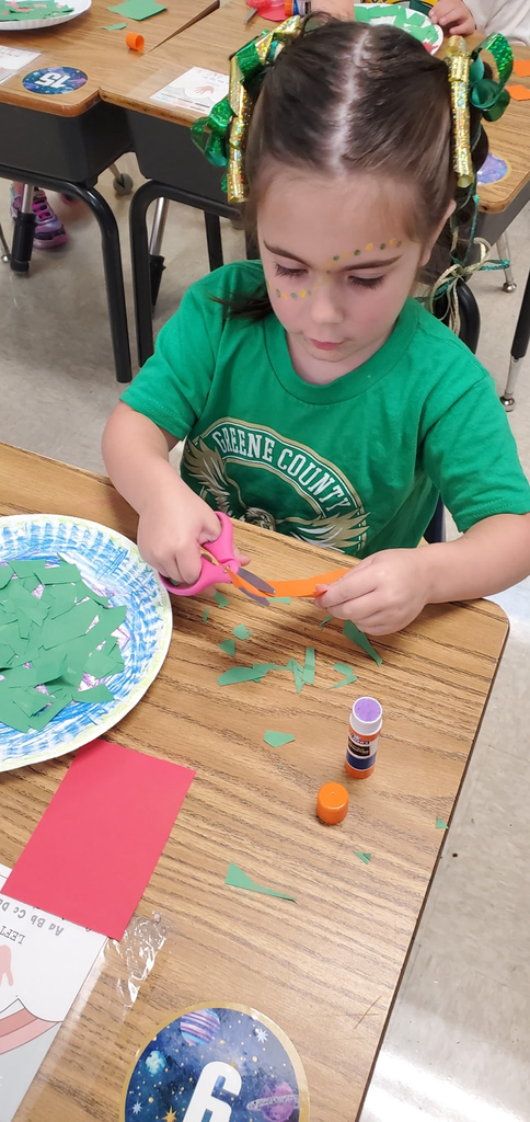 Mrs. Melissa's class was sharpening their skills while making Scissor Salads today!!