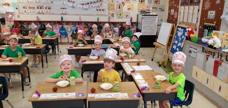 Mrs. Melissa's class celebrated the Beginning of their Knowledge Unit: 5 Senses with Apple Day, also a new sound this week /a/. We used all of senses to explore the world of apples and Johnny Appleseed! 