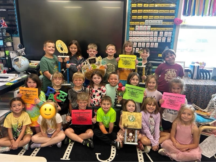 Mrs. Debbie Maxwell’s first grade class was the winner of the Golden feather award for the first 9 weeks! Feathers are given out in special classes for good behavior!