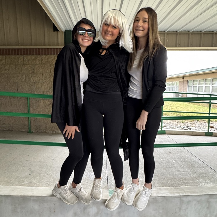 Color Wars: 8th: Black & White, 9th: Green & Gold. Great Day To Be A Jr Eagle! ๐ฆ