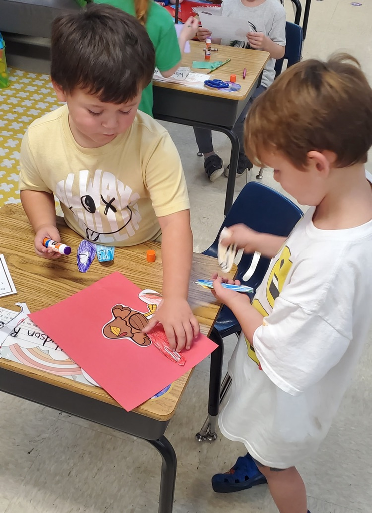 Mrs. Melissa's class finished the day getting ready for Thanksgiving with Teen Number Turkeys and a Charlie Brown Thanksgiving feast! Plus doesn't everyone have a turkey for a teacher?! 
