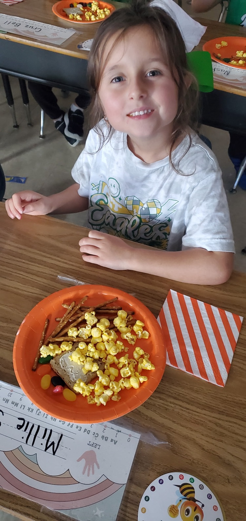 Mrs. Melissa's class finished the day getting ready for Thanksgiving with Teen Number Turkeys and a Charlie Brown Thanksgiving feast! Plus doesn't everyone have a turkey for a teacher?! 