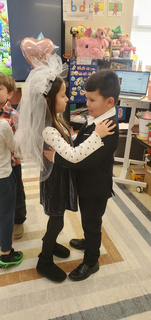 Mrs. Melissa's class celebrated "QU " today with the wedding of Q & U, we made a quilt with gifts starting with /qu/, wrote words with "qu" and talked about, how in words, they are never alone.