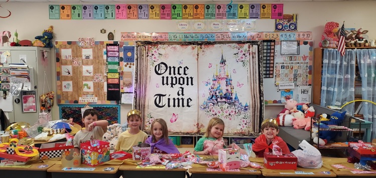 Mrs. Melissa class had so much fun celebrating as royalty with our Kings & Queens Knowledge Unit with a Royal Valentines Share Time!