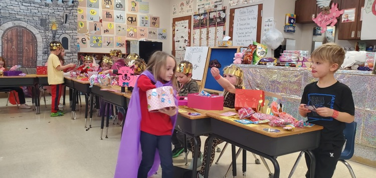 Mrs. Melissa class had so much fun celebrating as royalty with our Kings & Queens Knowledge Unit with a Royal Valentines Share Time!