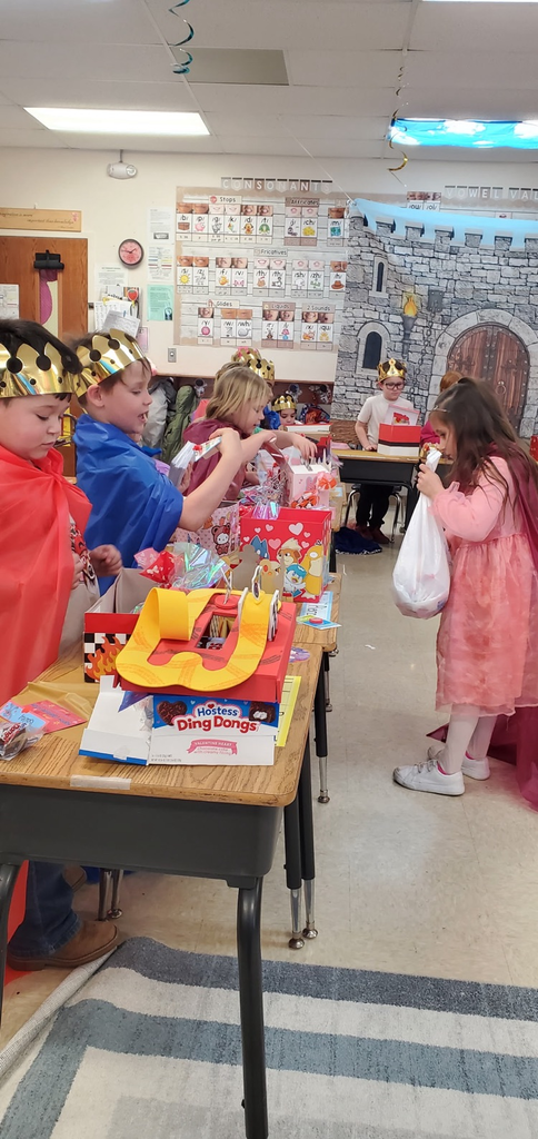 Mrs. Melissa class had so much fun celebrating as royalty with our Kings & Queens Knowledge Unit with a Royal Valentines Share Time!