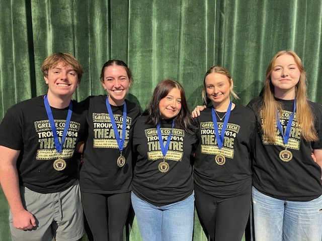 Students in Thespian troupe