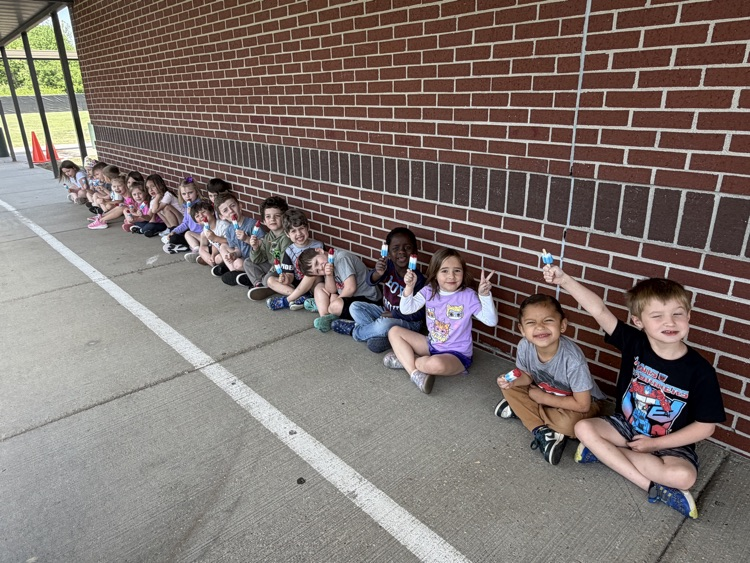 students with sidewalk chalk