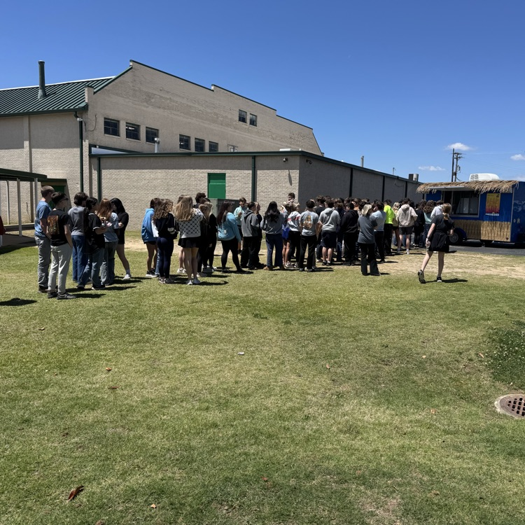 Hot dogs and snow cones! What a way to celebrate the end of testing at GCTJHS! Thank you to Hays East and Ohana for all your help in making this event happen for our kids. Once again, another reason why It Is A Great Day To Be A Jr Eagle! 🦅