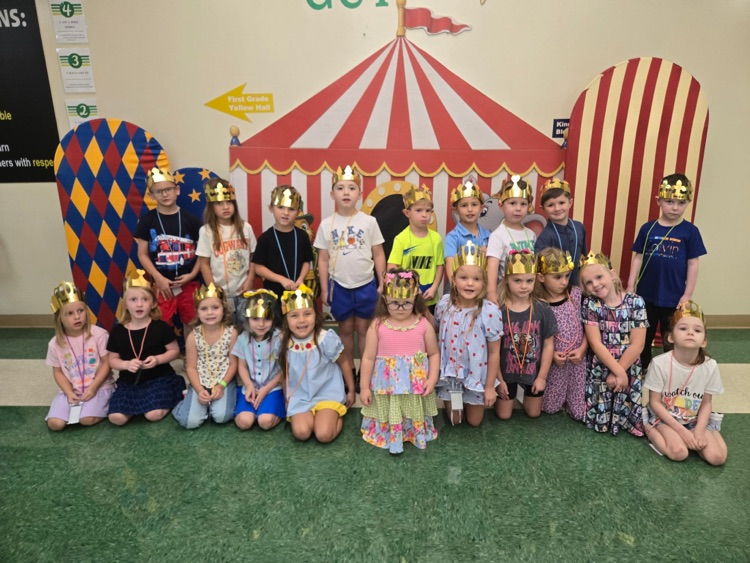 Mrs. Shelley's class enjoyed the books The King of Kindergarten and The Queen of Kindergarten on our first day and posed for a picture.