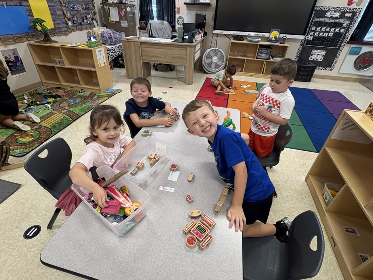 Mrs. Amanda and Mrs. April’s class playing in centers making friends and connections