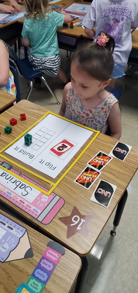 Mrs. Melissa's class made UNO Math! Sorted objects, counted objects by grouping, and worked on number ID. We matched number to counting blocks with UNO cards 1 to 5 in Flip It, Build It!