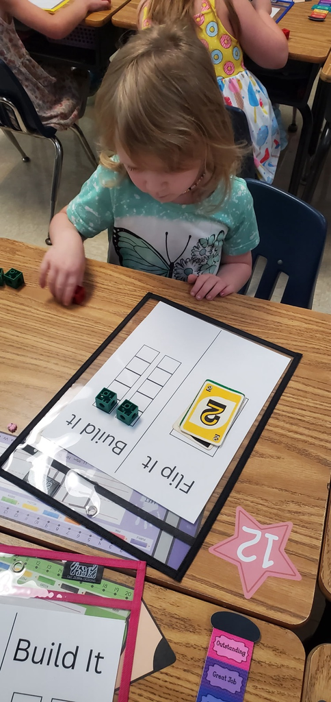Mrs. Melissa's class made UNO Math! Sorted objects, counted objects by grouping, and worked on number ID. We matched number to counting blocks with UNO cards 1 to 5 in Flip It, Build It!