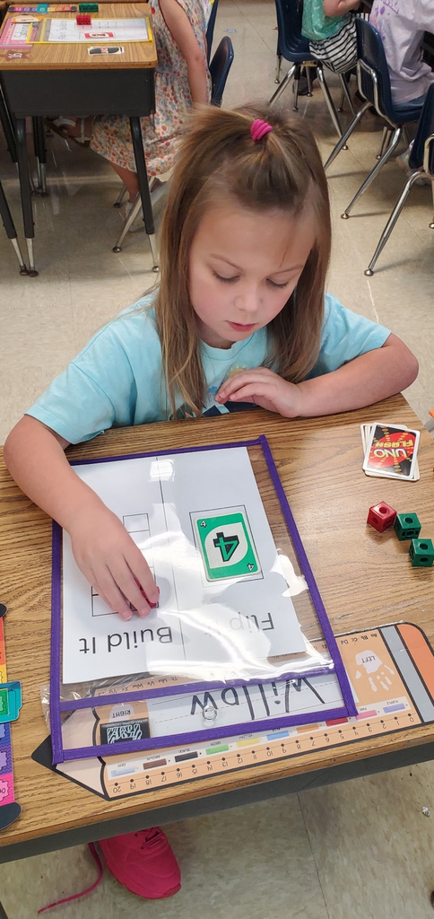 Mrs. Melissa's class made UNO Math! Sorted objects, counted objects by grouping, and worked on number ID. We matched number to counting blocks with UNO cards 1 to 5 in Flip It, Build It!