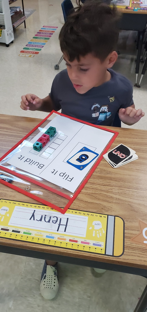 Mrs. Melissa's class made UNO Math! Sorted objects, counted objects by grouping, and worked on number ID. We matched number to counting blocks with UNO cards 1 to 5 in Flip It, Build It!