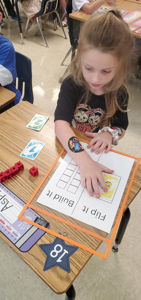 Mrs. Melissa's class made UNO Math! Sorted objects, counted objects by grouping, and worked on number ID. We matched number to counting blocks with UNO cards 1 to 5 in Flip It, Build It!