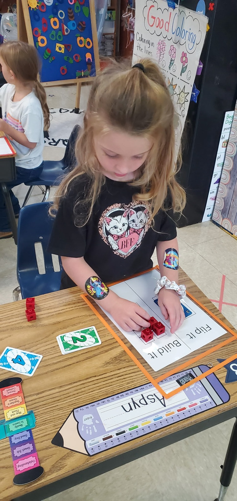 Mrs. Melissa's class made UNO Math! Sorted objects, counted objects by grouping, and worked on number ID. We matched number to counting blocks with UNO cards 1 to 5 in Flip It, Build It!