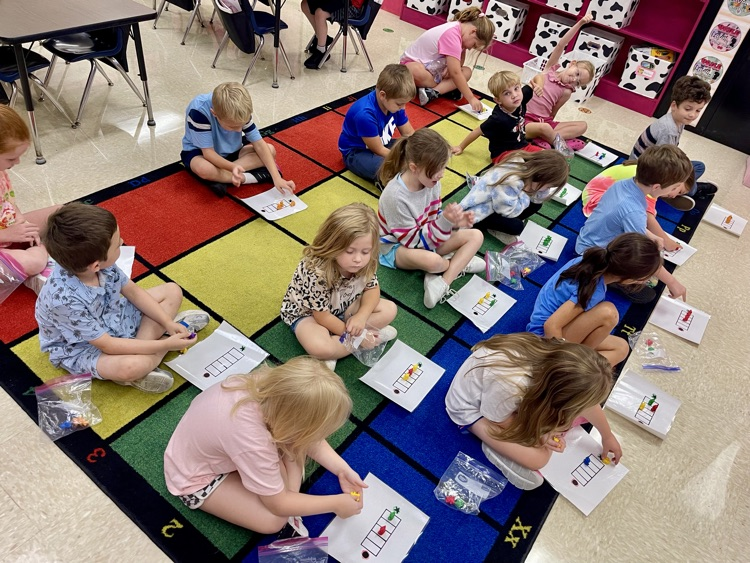 Mrs Elizabeth’s Class is learning to count sounds in our classroom and to count words in a sentence. They use their counting mats & bears, to show the number they hear.