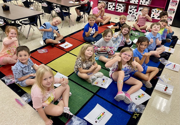 Mrs Elizabeth’s Class is learning to count sounds in our classroom and to count words in a sentence. They use their counting mats & bears, to show the number they hear.