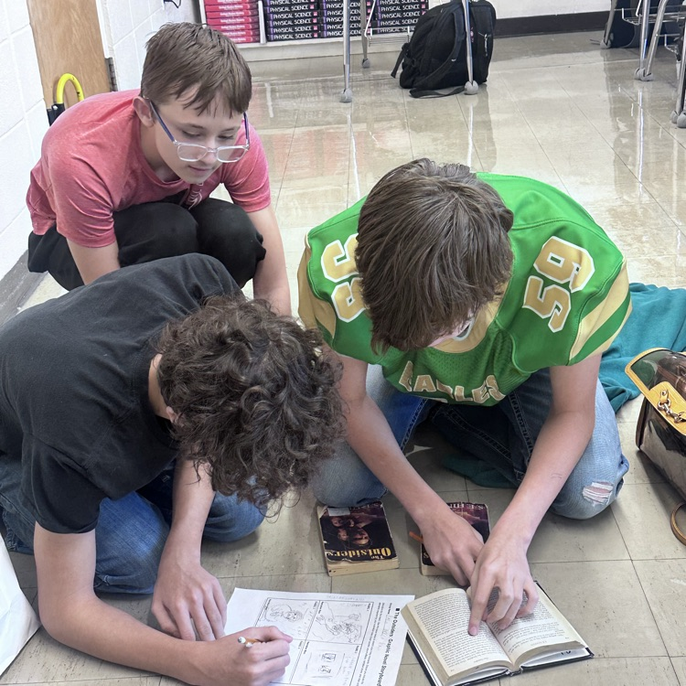 Our Jr. Eagles were practicing pulling key details and text evidence from Chapter 7 of The Outsiders to summarize the four main events. They put their understanding into a creative comic strip! 📚📝🎨