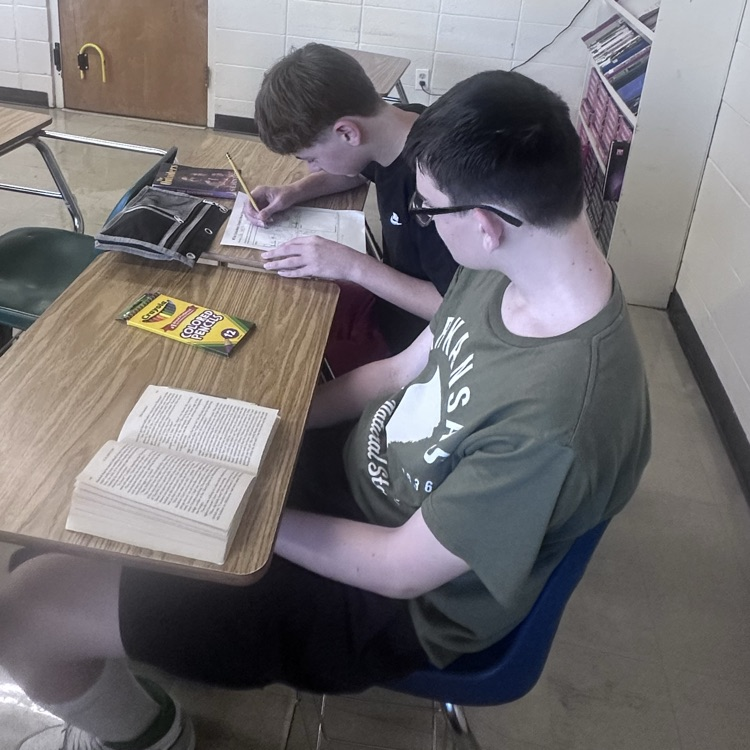Our Jr. Eagles were practicing pulling key details and text evidence from Chapter 7 of The Outsiders to summarize the four main events. They put their understanding into a creative comic strip! 📚📝🎨