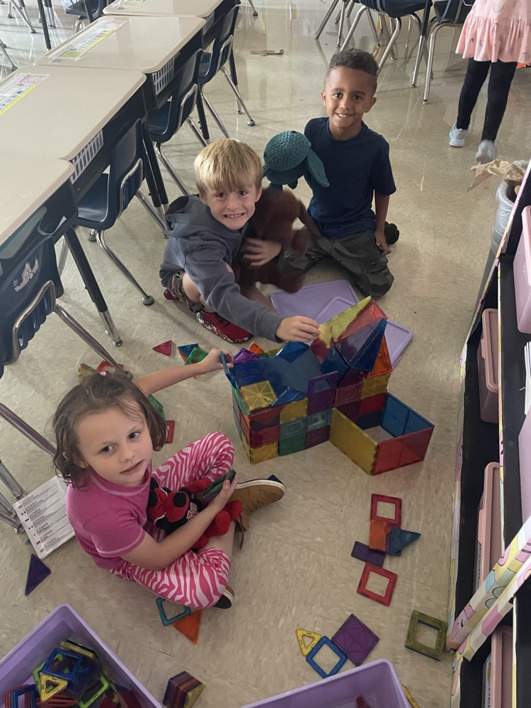 Ms. Erin’s class filled their reward jar. As a prize, they got to bring their stuffed animals to school today!🧸
