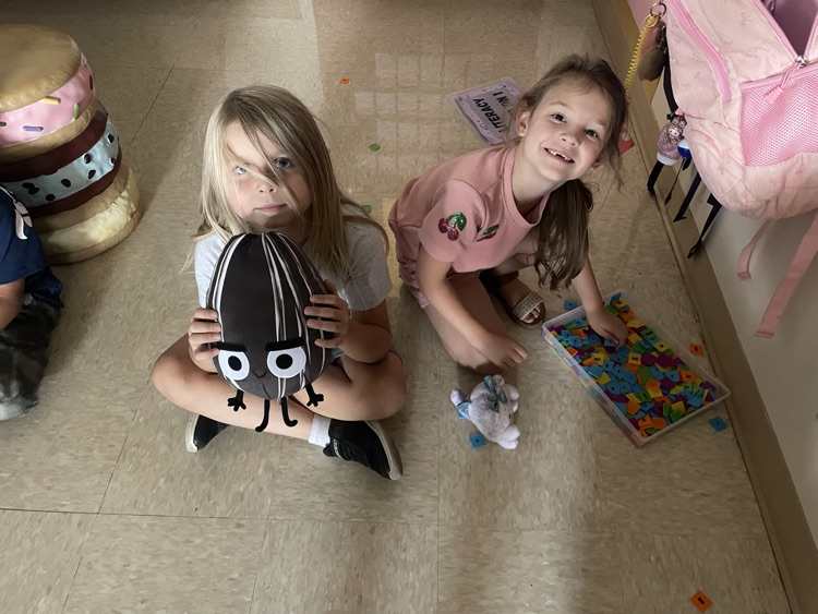 Ms. Erin’s class filled their reward jar. As a prize, they got to bring their stuffed animals to school today!🧸