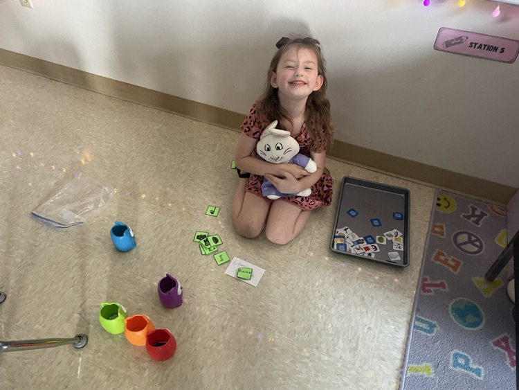 Ms. Erin’s class filled their reward jar. As a prize, they got to bring their stuffed animals to school today!🧸