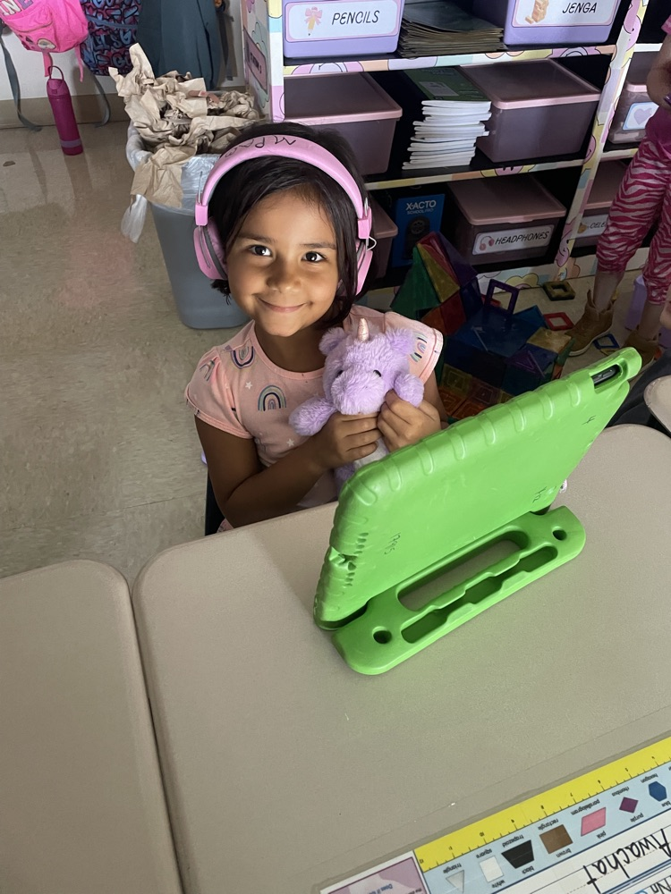 Ms. Erin’s class filled their reward jar. As a prize, they got to bring their stuffed animals to school today!🧸