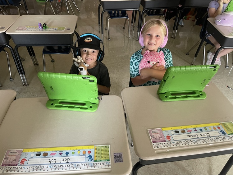 Ms. Erin’s class filled their reward jar. As a prize, they got to bring their stuffed animals to school today!🧸
