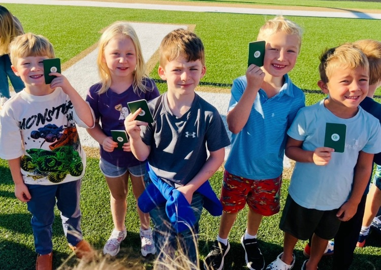 A special homecoming tradition connects our youngest Eagles with our seniors! Our kindergarten students get to meet the seniors, collect autographs, and share in the excitement of Eagle pride.