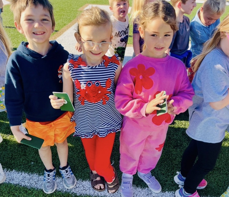 A special homecoming tradition connects our youngest Eagles with our seniors! Our kindergarten students get to meet the seniors, collect autographs, and share in the excitement of Eagle pride.