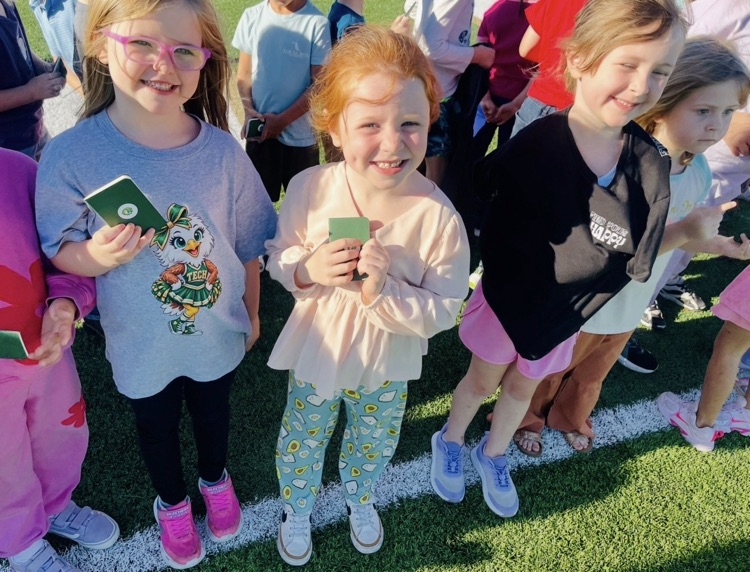A special homecoming tradition connects our youngest Eagles with our seniors! Our kindergarten students get to meet the seniors, collect autographs, and share in the excitement of Eagle pride.