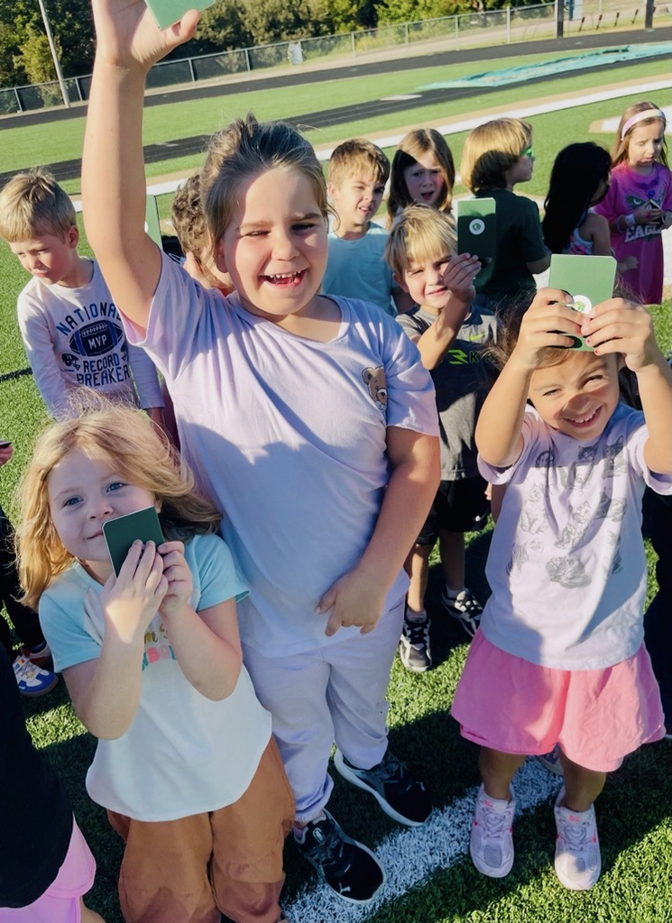 A special homecoming tradition connects our youngest Eagles with our seniors! Our kindergarten students get to meet the seniors, collect autographs, and share in the excitement of Eagle pride.