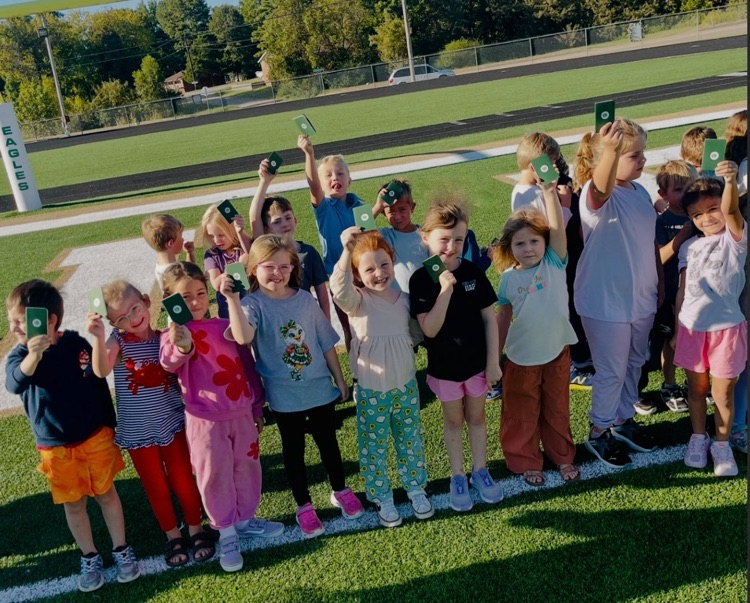 A special homecoming tradition connects our youngest Eagles with our seniors! Our kindergarten students get to meet the seniors, collect autographs, and share in the excitement of Eagle pride.