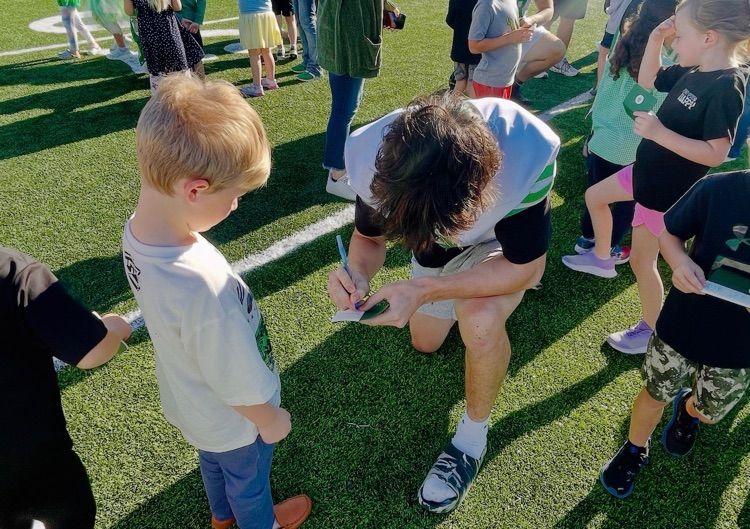 A special homecoming tradition connects our youngest Eagles with our seniors! Our kindergarten students get to meet the seniors, collect autographs, and share in the excitement of Eagle pride.