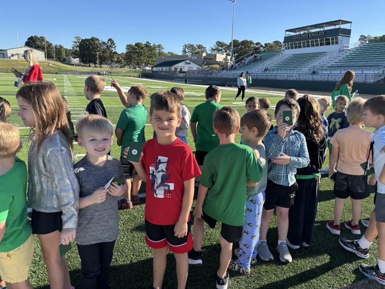 A special homecoming tradition connects our youngest Eagles with our seniors! Our kindergarten students get to meet the seniors, collect autographs, and share in the excitement of Eagle pride.
