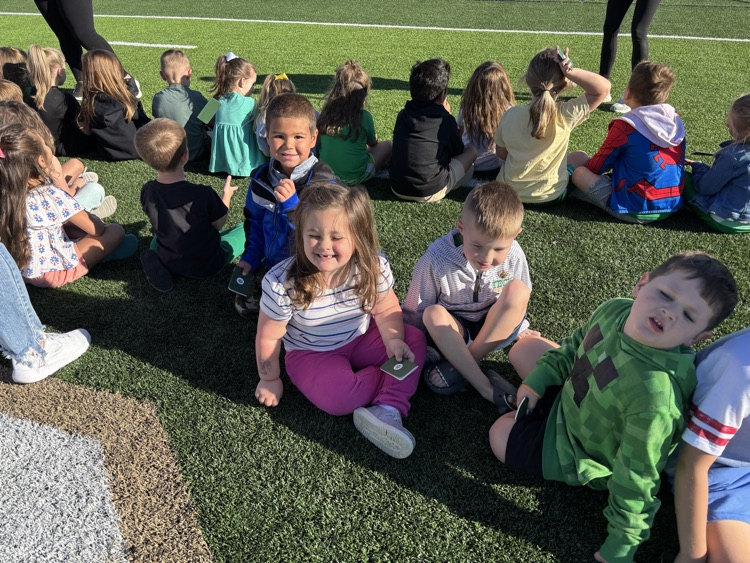 A special homecoming tradition connects our youngest Eagles with our seniors! Our kindergarten students get to meet the seniors, collect autographs, and share in the excitement of Eagle pride.