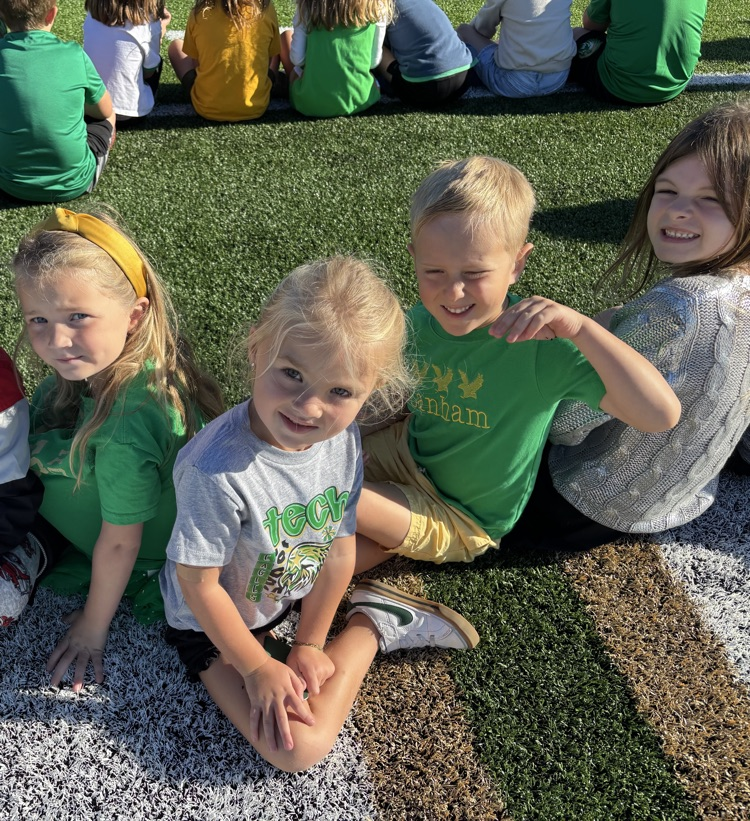 A special homecoming tradition connects our youngest Eagles with our seniors! Our kindergarten students get to meet the seniors, collect autographs, and share in the excitement of Eagle pride.