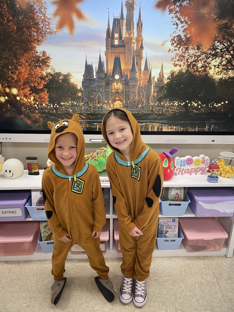 Cozy clothes and Eagle pride! Mrs. Chelsea and Ms. Jennifer’s class showed their school spirit by wearing pajamas for Homecoming Week!