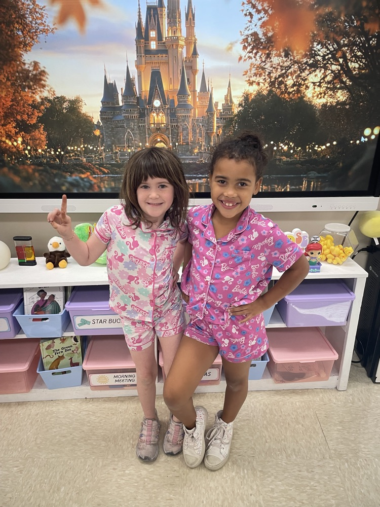 Cozy clothes and Eagle pride! Mrs. Chelsea and Ms. Jennifer’s class showed their school spirit by wearing pajamas for Homecoming Week!