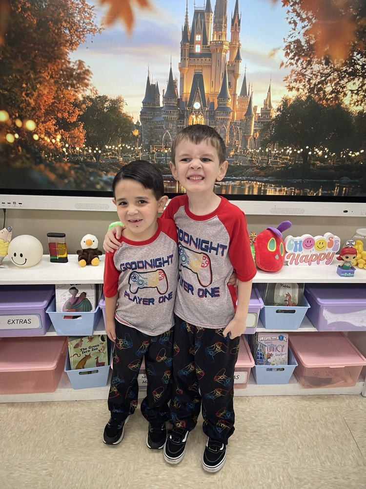 Cozy clothes and Eagle pride! Mrs. Chelsea and Ms. Jennifer’s class showed their school spirit by wearing pajamas for Homecoming Week!