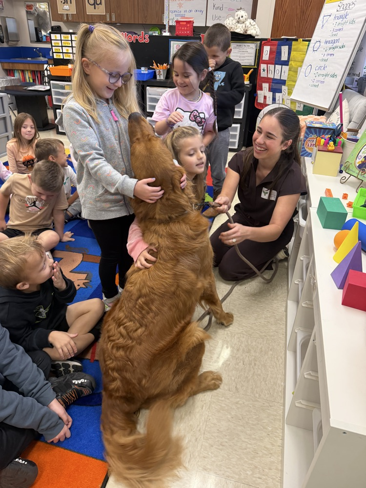 This week, we are learning the letter V! Bailey, a vet student at LSU, brought her dog, Ralph, to help us learn about what a veterinarian does🐾
