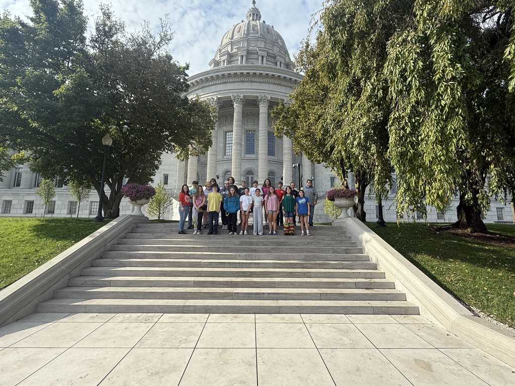 7th grade students outside the Missouri State Capitol
