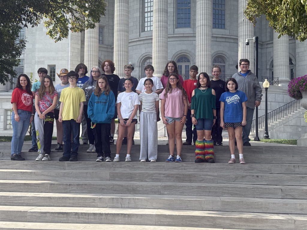 7th grade students outside the Missouri State Capitol (zoomed in)