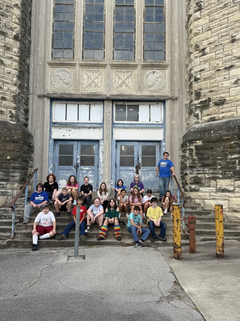 7th grade students outside the Missouri State Penitentiary