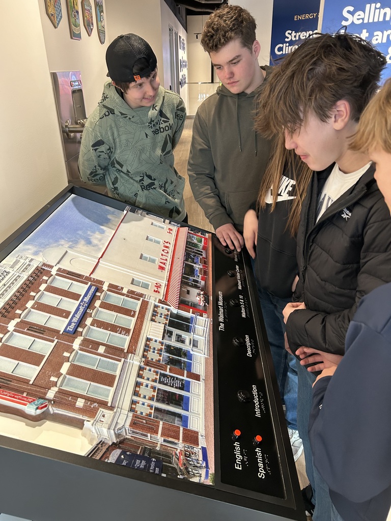 students at walton museum