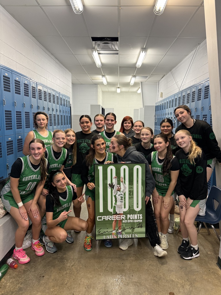 Evvi Cooper with team awarded for surpassing 1000 career points