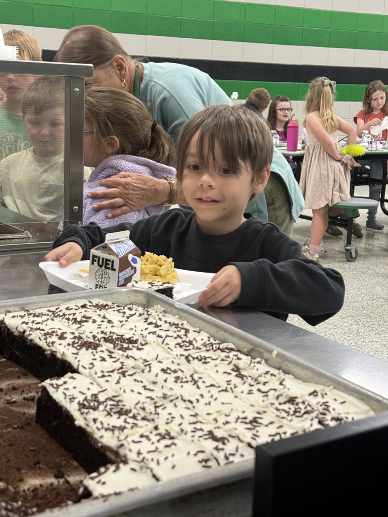 students getting lunch tray