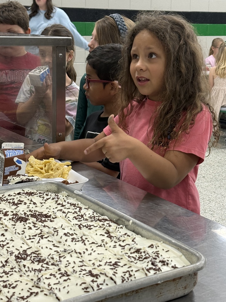 students getting lunch tray